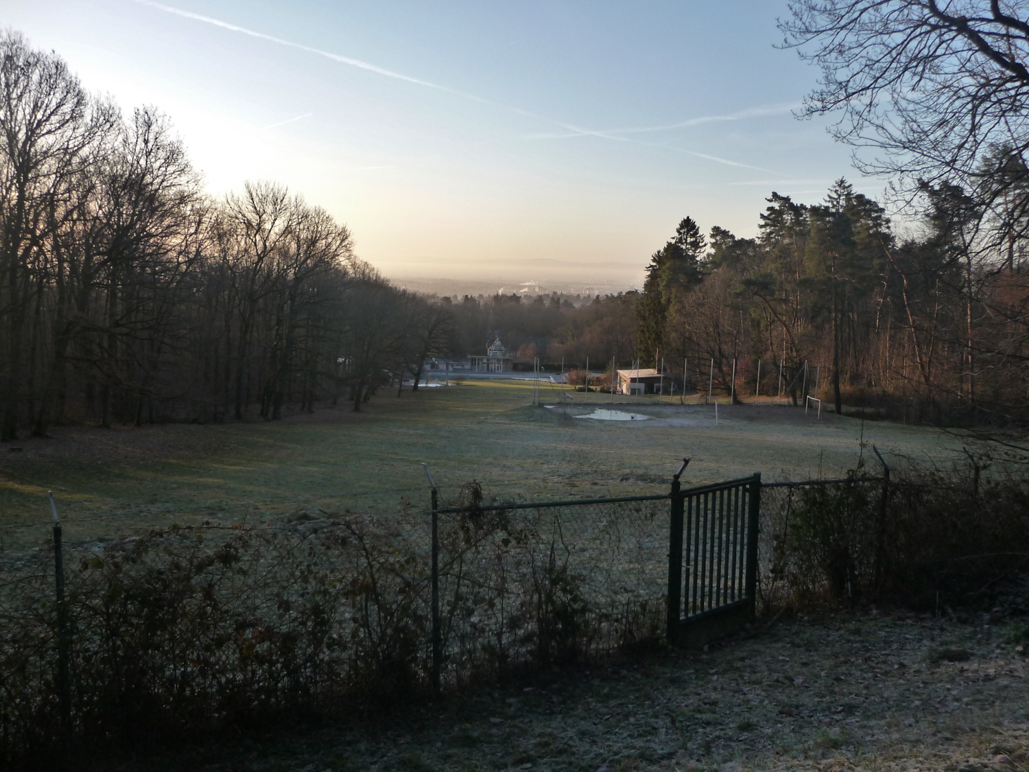 Am frühen Morgen geht der Blick über die bereifte Wiese über das Schlosshotel Kronberg nach Frankfurt.